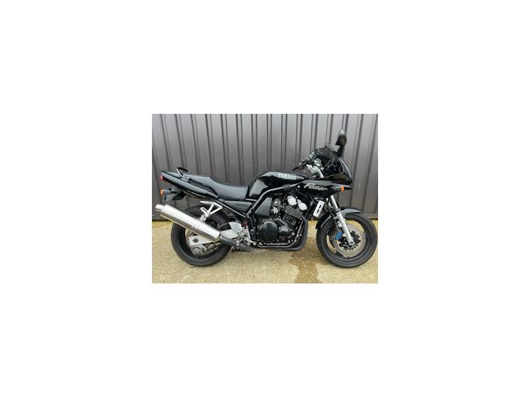 YAMAHA FZS 600 FAZER