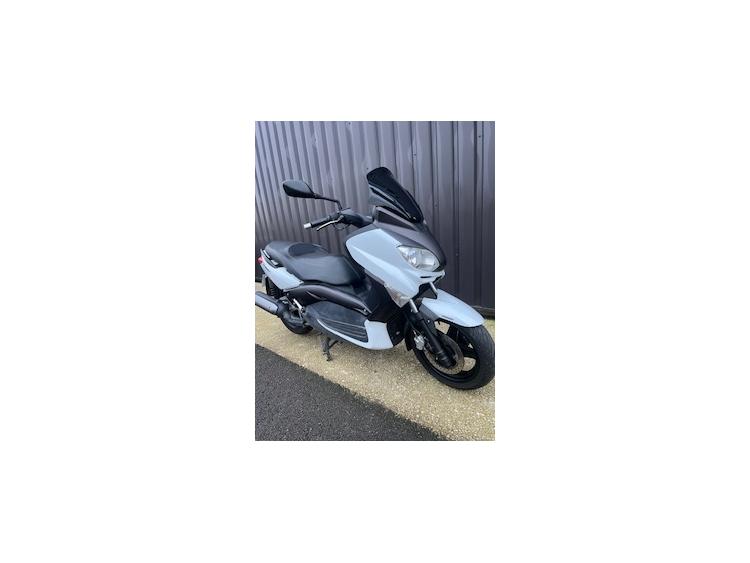 YAMAHA XMAX 125